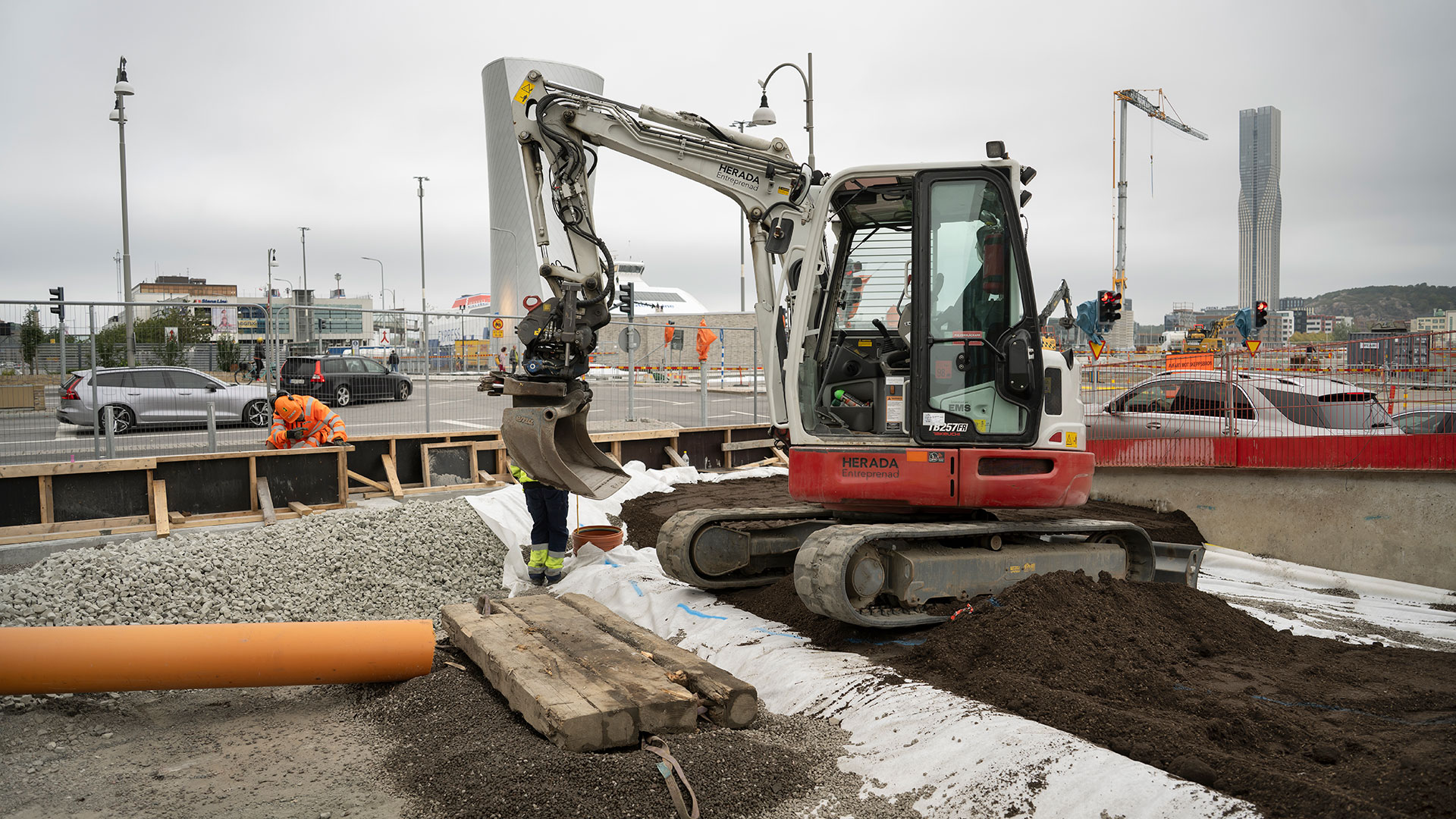 En liten grävmaskin förbereder för planteringar i Järnvågsparken på Masthuggskajen.
