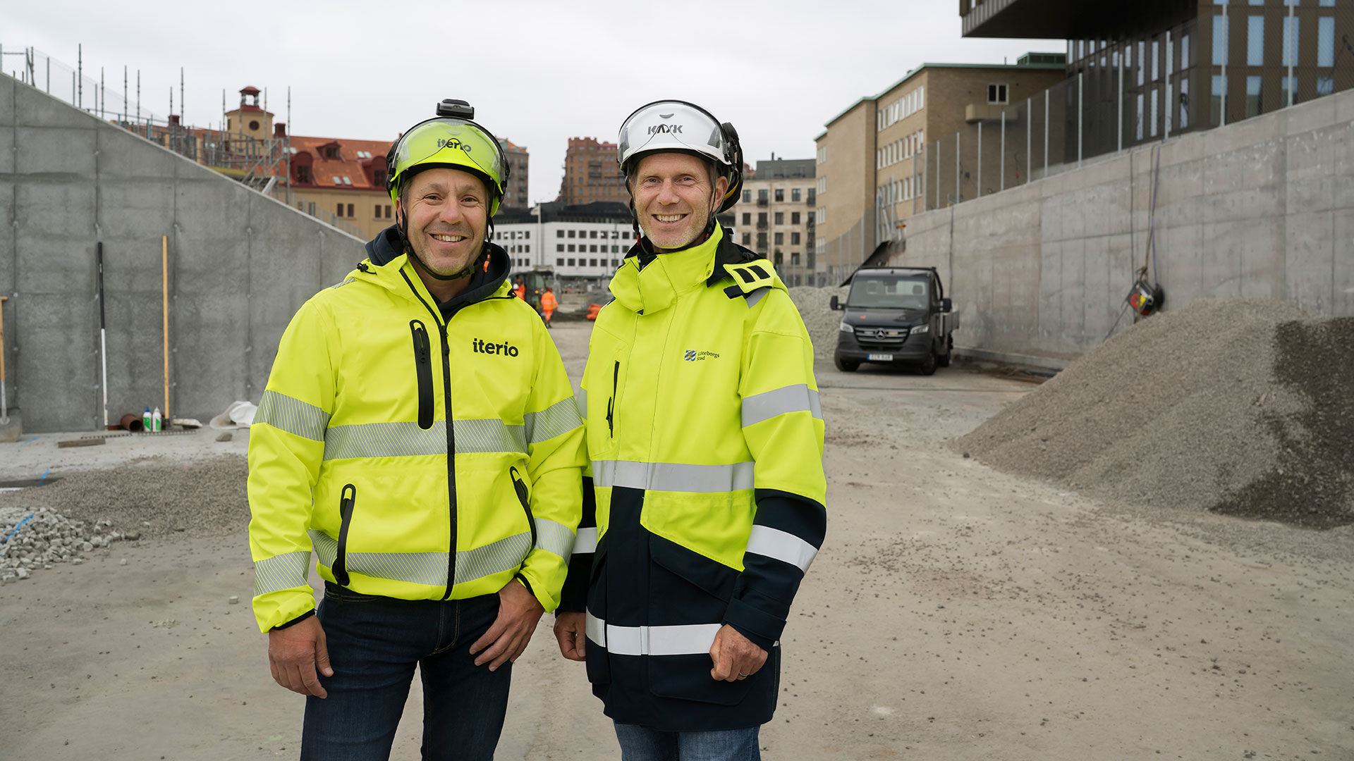 Två män i varseljackor och bygghjälmar på bygget av Järnvågsparken på Masthuggskajen.